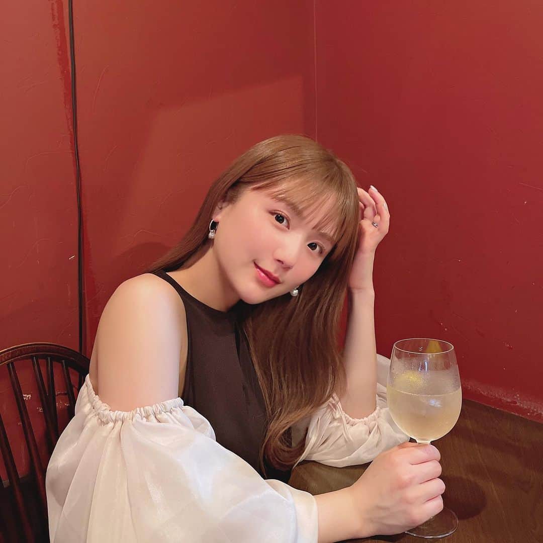 ひよんのインスタグラム：「🍷❤️  頭ぽりぽりポーズ🧑‍🦲ㅋㅋ お洋服は @crayme_official だよ💓 ゆいちゃん ( @yui_kanno )のお洋服きゃわ🥰  #ひよん」