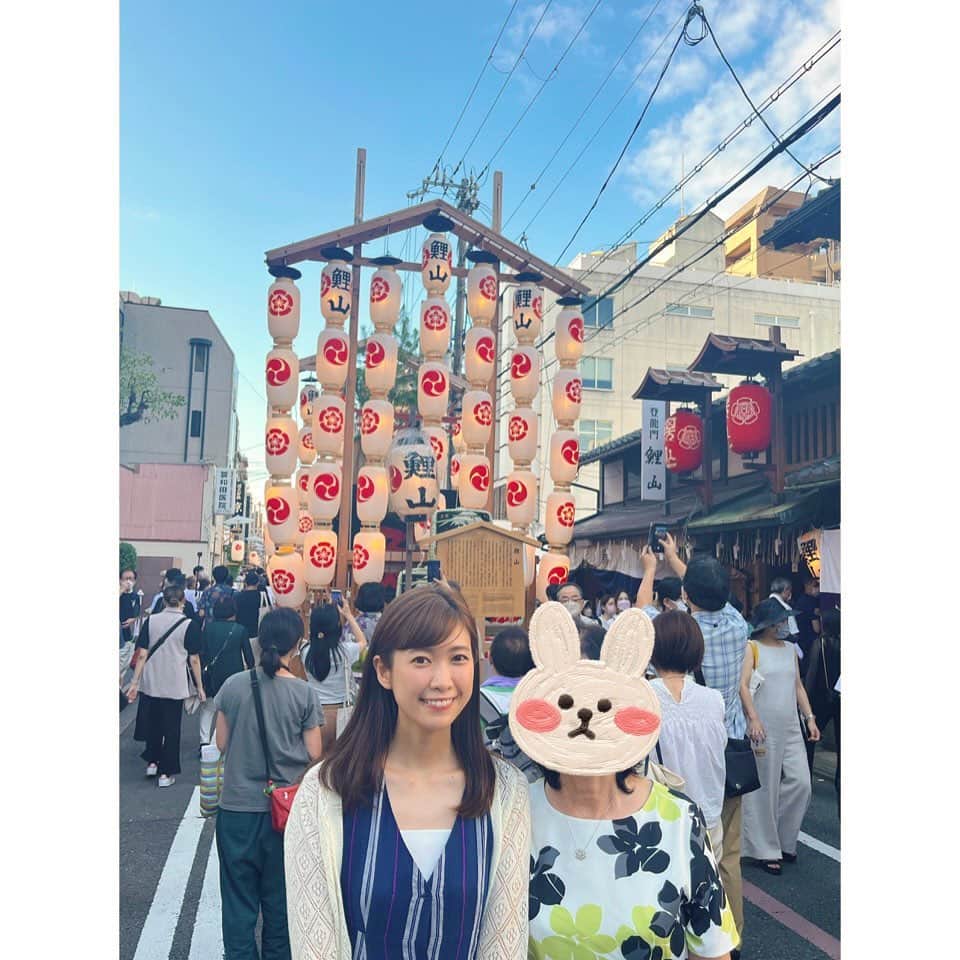玉巻映美のインスタグラム：「. 母と京都の #祇園祭 に行きました！！ お祭りなんて、ほんと数年ぶり… 夏を感じました😂☀️ ※撮影時のみマスクを外しました😷」