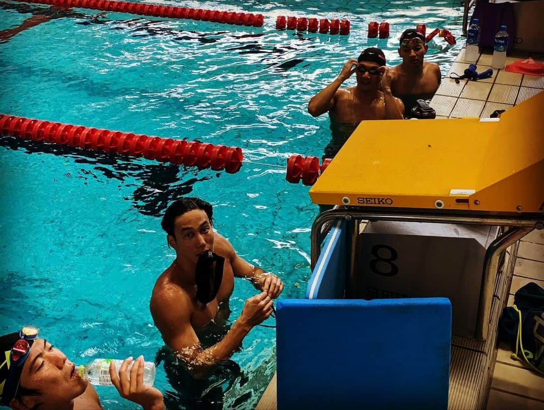 藤森太将さんのインスタグラム写真 - (藤森太将Instagram)「Open Water Swimming🌊 福岡県百道浜の海で来年、2023年の世界水泳が開催されます🌏🔱 波も穏やかでとても泳ぎやすい塩加減です🏊🏼‍♂️ でもやっぱり壁はあったほうが良いスタート台も必要… 改めてOWSの選手は凄いなと思った10周でした🙏  いつも心良く施設を貸して下さる皆様ありがとうございます。今後とも宜しくお願い致します。  #openwaterswimming Swimming #openwater Swimming #FUST #アクシオン福岡 #speedojapan  #インディバアクティブ #swans #yokohamastyle045 #cocotora」7月23日 20時39分 - hiromasa_fujimori32