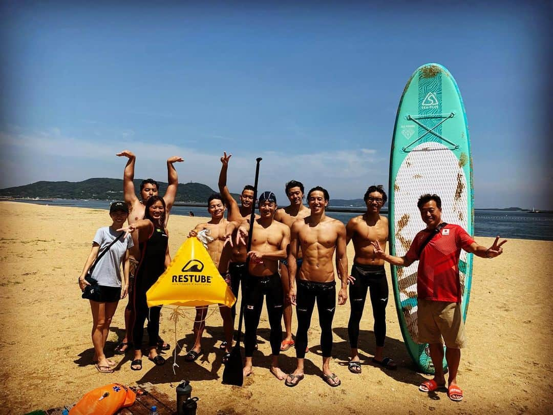 藤森太将のインスタグラム：「Open Water Swimming🌊 福岡県百道浜の海で来年、2023年の世界水泳が開催されます🌏🔱 波も穏やかでとても泳ぎやすい塩加減です🏊🏼‍♂️ でもやっぱり壁はあったほうが良いスタート台も必要… 改めてOWSの選手は凄いなと思った10周でした🙏  いつも心良く施設を貸して下さる皆様ありがとうございます。今後とも宜しくお願い致します。  #openwaterswimming Swimming #openwater Swimming #FUST #アクシオン福岡 #speedojapan  #インディバアクティブ #swans #yokohamastyle045 #cocotora」