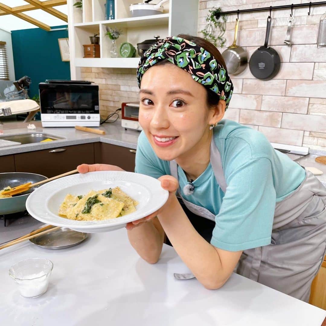 のインスタグラム：「In cucina con Saori 🍽 今回はリクエストして ラビオリ作りに挑戦しました☺️  広いキッチンでパスタをこねられて至福の時間…🐥  ぜひMatteoのレシピに挑戦したら教えてくださいね🤩  #旅するためのイタリア語 #nhkeテレ #旅行 #料理」