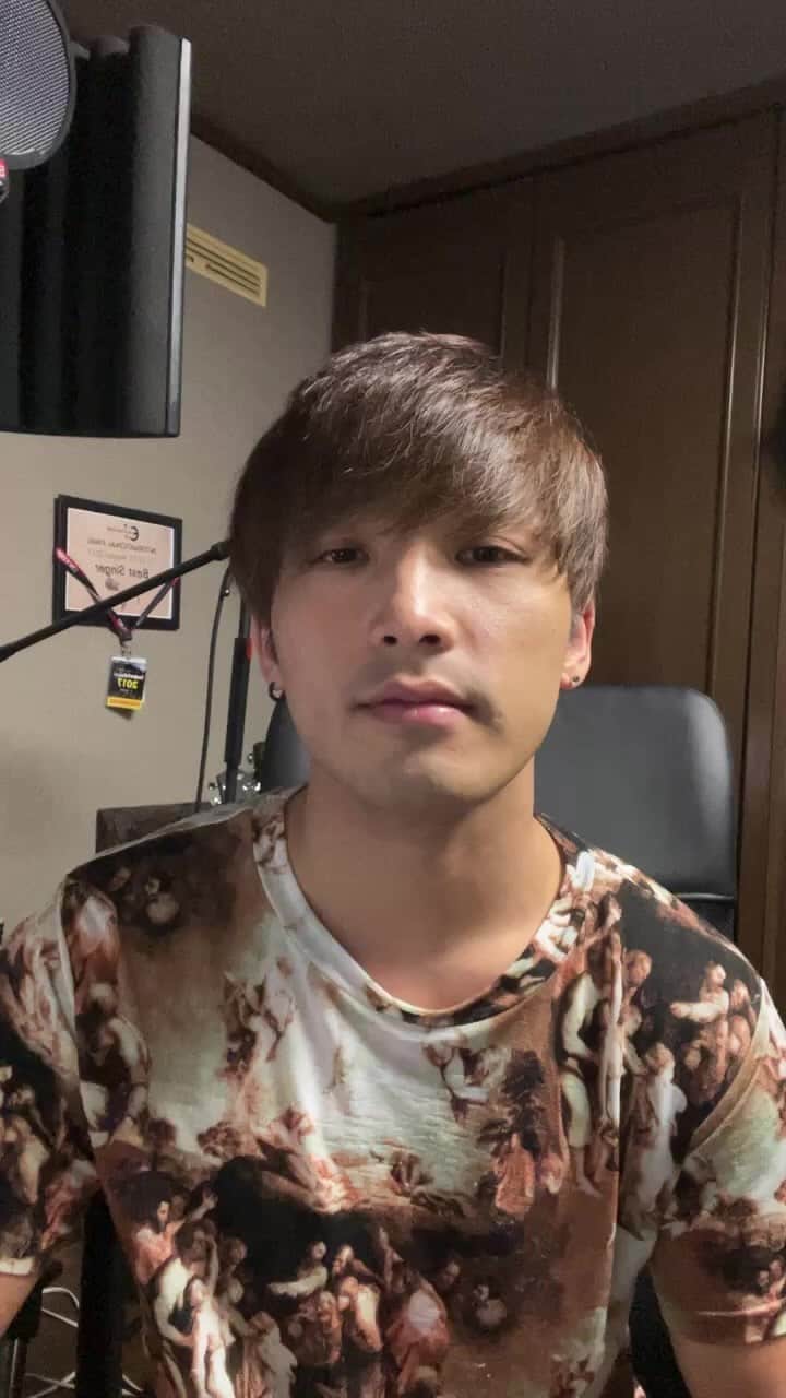 のインスタグラム：「コメントくれた方々、バッジ送って頂いた方々、ありがとうございました✨　ライブのリンクはストーリーのリンクにまとめてますので是非ご覧下さい🎫  p.sポカホンタスのリンク教えて下さった方ありがとうございました😭 スッキリしましたw」