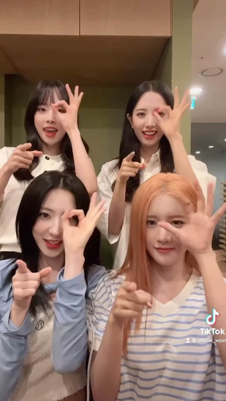 宇宙少女のインスタグラム：「[#WJSN] 더블랙 왔습니당🖤  #우주소녀 #엑시 #설아 #보나 #은서」