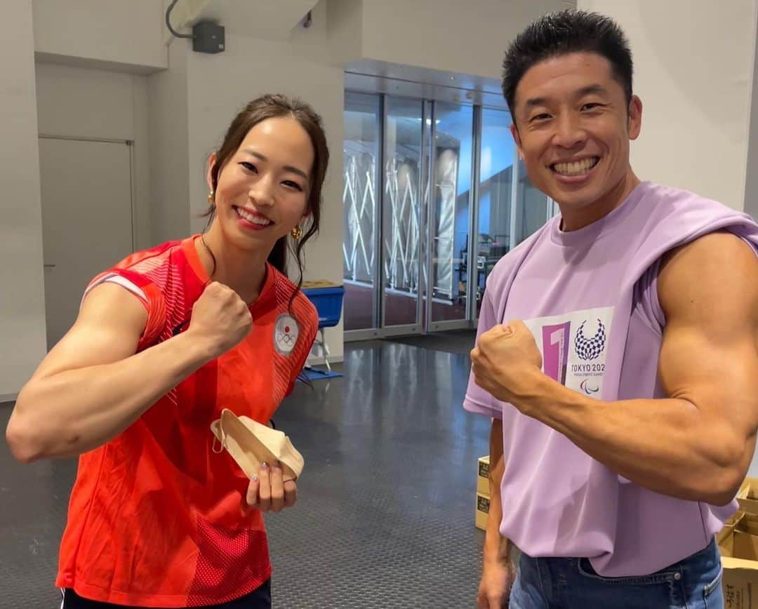 野口啓代のインスタグラム：「東京2020大会1周年記念イベント 〜TOKYO FORWARD〜 に参加させて頂きました🗼🥁🎷🎖  もう1年、まだ1年？ この国立競技場に訪れたのは閉会式以来ですが、あの時は1人もいなかった観客席に今日は2万人限定で観客のみなさんの姿がありました✨  そして、1年越しに、やっと両親を観客席に招待することが出来て感慨深い気持ちになりました😌🫶🏻  お写真は、イベントの豪華出演者の方々💪🏻ぱわー！ 一緒に出演したボクシング🥊金メダリストの入江聖奈選手🐸💕 スポーツクライミングからは安井監督と水村先生🧗🏻‍♀️もパレードに参加しました！  暑い中会場に足を運んでくださった皆さん、LIVEを見てくださった皆さん、ありがとうございました🌻  そしてこのような記念すべきイベントにお声をかけて下さり本当にありがとうございました😊🇯🇵  @tokyo2020  @teamjapanjoc  ——————————————————————————— @au_official @raffinee_orientalbio @yushoku_inc @cowsoapcp @thenorthfacejp @lasportivajp @petzl_official  @newhale_japan @frictionlabs」