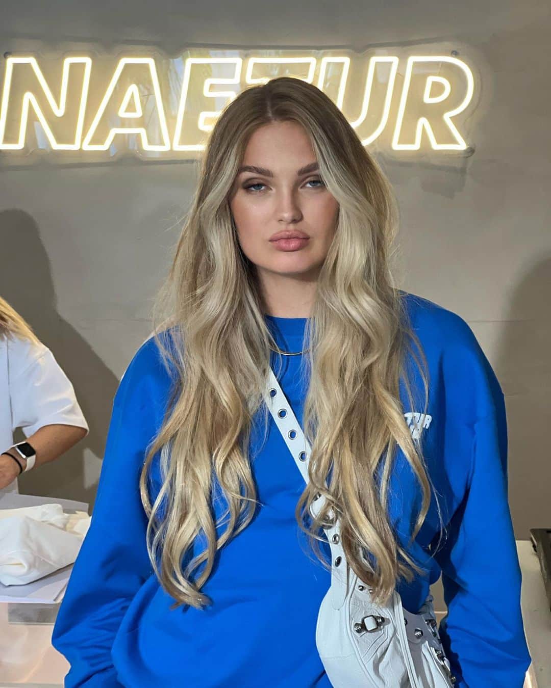 ロミー・ストリドのインスタグラム：「Before and after I got my iced latte at the @naetur pop-up store 💙」