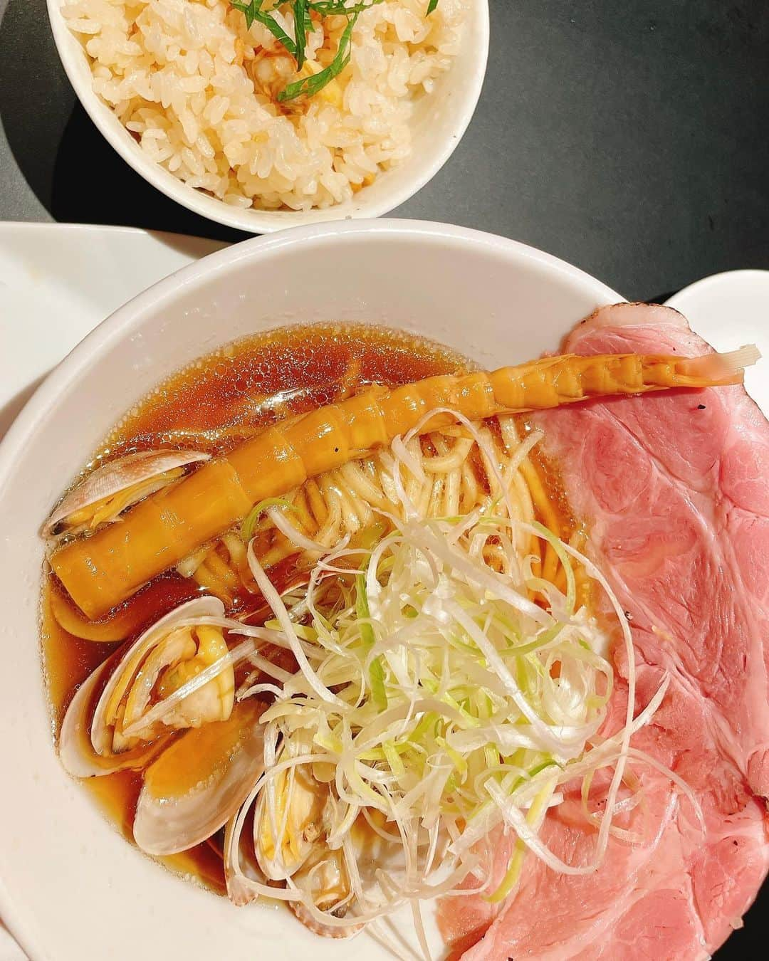 道井悠のインスタグラム：「大阪で食べた 『クソ親父の最後のひと振り』ってラーメン！ 人類みな麺類系のお店なのかな？ 貝ダシでおいしかったー！ 餃子がめちゃくちゃに美味しかったのでおすすめ！  舞台『Ｌａｉｌａｃ』 のキービジュアルが上がってきました。 初めての道井の主演舞台‼️なので、たくさんの方にぜひ見て欲しいです🐰 今日から集中稽古で頑張ってます！ あとはコロナが滅べば万事OK🫶  2022年8月3日(水)〜7日(日)全9公演 8月3日(水) 19:00 8月4日(木)14:00／19:00 8月5日(金)14:00／19:00 8月6日(土)13:00／18:00 8月7日(日)12:00／17:00  プロジェクトリコロ第4回新作公演 「Ｌｉｌａｃ」-side witch- 魔法使いと人間の、異種族学園ストーリー🪄 ⭐️出演 ⭐️ 道井悠 栞菜 南名弥 新木美優 夢月 松尾彩加 高野美幸 星野七茜 谷茜子 黒崎澪 比嘉ニッコ 後藤萌咲 【8月3日/4日/5日】 柳瀬晴日 【8月6日/7日】 プロジェクトリコロ こうのゆうか 夏陽りんこ 波崎彩音 だんしんぐ由衣  ⭐️ゲスト⭐️ 8月3日(水)小嶋みやび 8月4日(木)渚カオリ 8月5日(金)太田彩華 8月6日(土)海雲千帆 8月7日(日)池澤汐音  【劇場】 萬劇場  【公式HP】 https://lilac-stage.mystrikingly.com/  チケット⬇️ https://www.quartet-online.net/ticket/lilacwitch?m=0udicha  実はこちらの舞台、side witchとなっておりまして、10月に男性バージョンのside wizard も公演予定だそうです🧞‍♂️ そちらも楽しみだー！！  残り少なくなってきましたので、気になった方はぜひチケットご予約くださいませ！ 1億枚売れて！！！  #ラーメン #ramen #大阪グルメ  #麺スタグラム  #舞台  #プロジェクトリコロ  #萬劇場  #舞台女優  #舞台俳優  #声優 #道井悠」