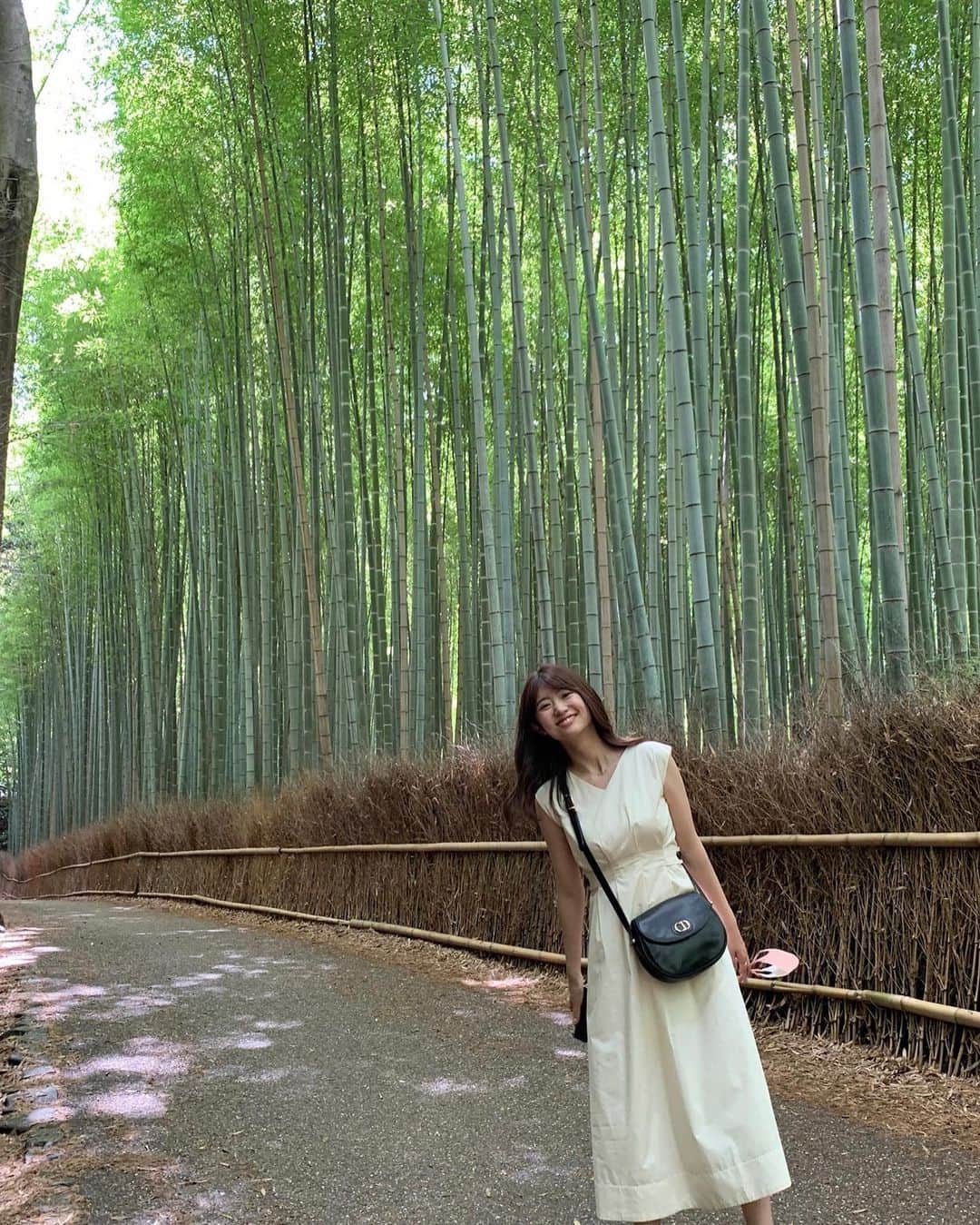 村上なつみのインスタグラム：「だいぶ前に行った京都🌿  #京都 #京都旅行 #嵐山 #竹林  #白ワンピース #白ワンピ #夏コーデ」