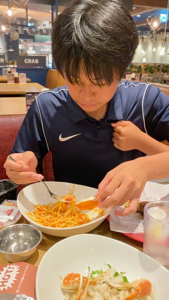 大久保嘉人のインスタグラム：「スプーンじゃなくて甲羅で食べるんだ。  食べにくそ〜🤣  #yoshito13」