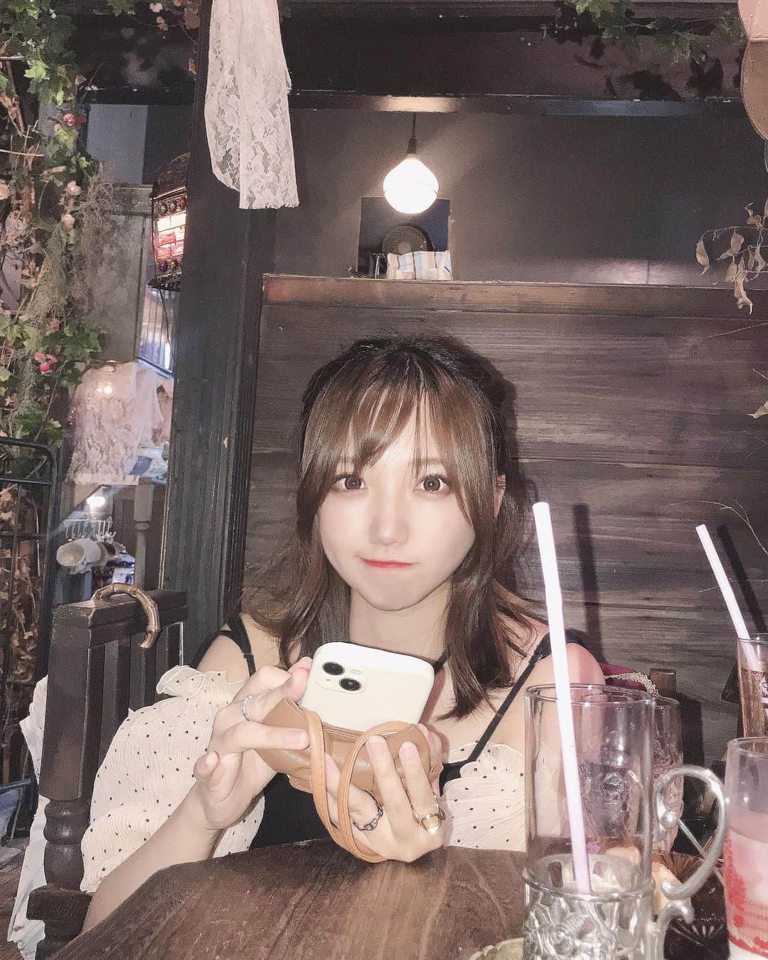 永瀬那奈のインスタグラム：「れみちゃんと可愛いカフェ☺️🤲  お庭みたいで落ち着くカフェだった🤭 お魚水槽の横だった🥸  #高円寺カフェ  #おしゃれカフェ  #エセルの中庭」