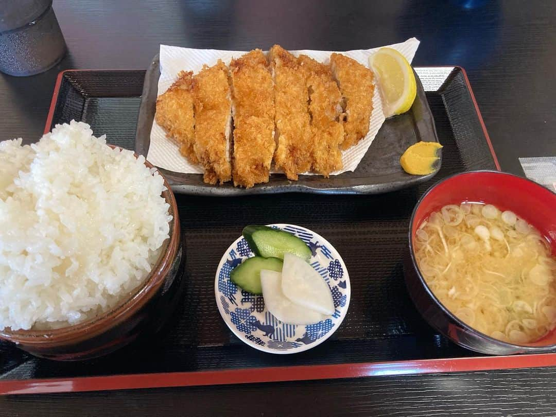 平田亮介さんのインスタグラム写真 - (平田亮介Instagram)「【男女混合バレー大会 下見の旅】~茨城県神栖市~  友達が10月に一泊2日の男女混合バレーの試合(@mimucup )を 主催するということで、付き添いで会場・宿泊施設の視察に🌊  天気もいいしローカルな定食屋のご飯は美味しいし 最高の1日になりました🤲  @mimucup 凄いです🤩🤩  ▶︎一泊3食付き🍙 ▶︎海まで徒歩5.6分の宿泊施設🌊 ▶︎試合後BBQ大会あり🍖🍺 ▶︎新設のアリーナ(3面)🏐 ▶︎高額(？)賞金あり🤯  話聞いてて自分が出場したくなりました。出よかな。 誰か一緒にバレーしてくれる人、募集です🙋🏻‍♂️  気になる人は専用アカウントか柳田までDMくださーい😁  #mimucup」7月23日 21時40分 - ta_ka_y