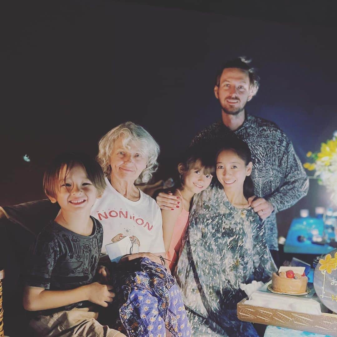 大桑マイミのインスタグラム：「Today, it is my birthday🙏🤍お祝い🥂兼ねて温泉旅行　へ。家族に感謝。 42歳の誕生日迎えました。 信じられない速さでまた一年。有り難き一年。 無事にまた一歳年を重ねられることができたこと、当たり前ではないこの幸せな日常に、感謝です。 皆さんいつもありがとうございます。末永くよろしくお願いします。 誕生日って🎂嬉しいね。  @hakoneginyu  素晴らしい。癒しをありがとうございます。」