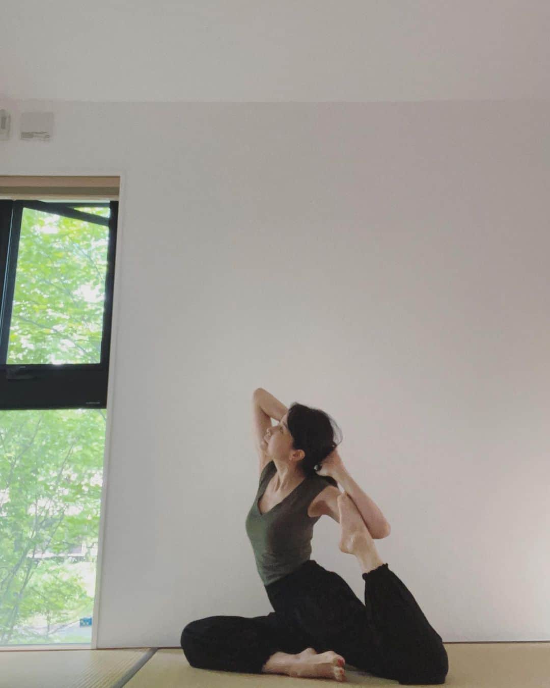 内田恭子さんのインスタグラム写真 - (内田恭子Instagram)「おはよう。  morning yoga.  #おはよう #goodmorning #今日もいい一日にを #haveaniceday #内田恭子 #kyokouchida」7月24日 8時08分 - kyoko.uchida.official