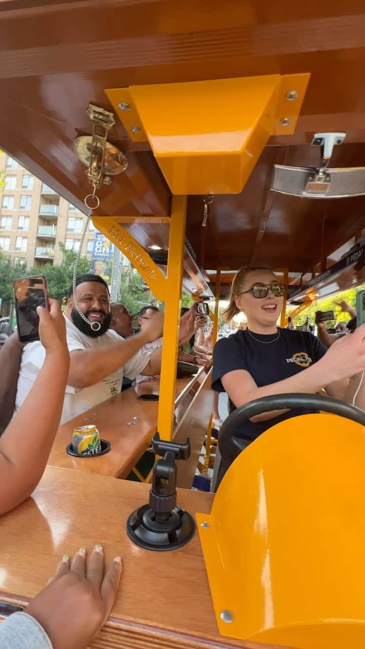 のインスタグラム：「Bless up the beautiful people of TORONTO!! TORONTO IM HERE!! DRAKE DID!! @champagnepapi  🇨🇦🇨🇦🇨🇦🇨🇦 @wethebestmusic #GODDID the album coming!!」