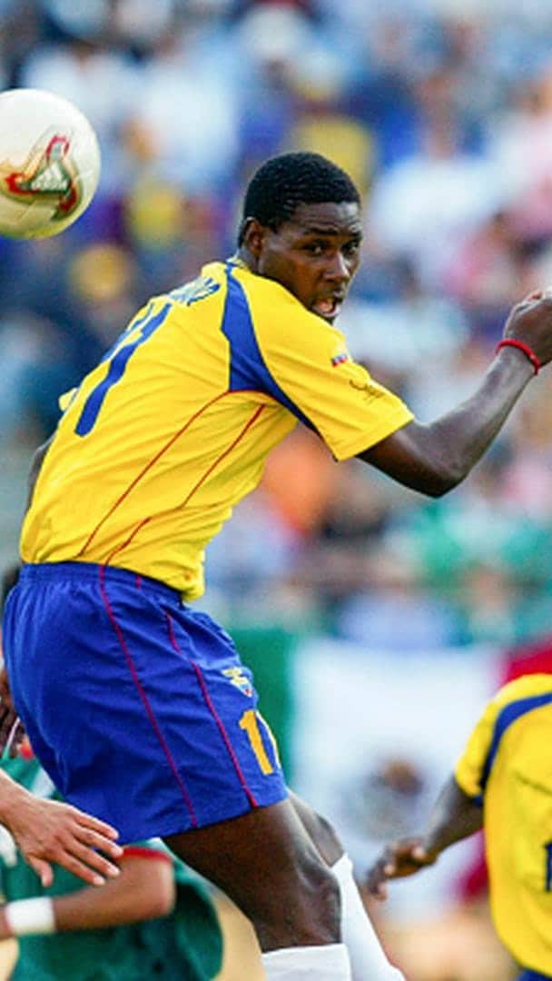 サッカー エクアドル代表チームのインスタグラム：「💪 ¡El gol memorable de la semana!  🤩 ¿Lo recuerdas? Centro de Ulises, cabezazo del Tin y primer gol de Ecuador en la historia de los mundiales.  🤔 ¿Cómo viviste ese partido?  #JuntosACatar🇪🇨」