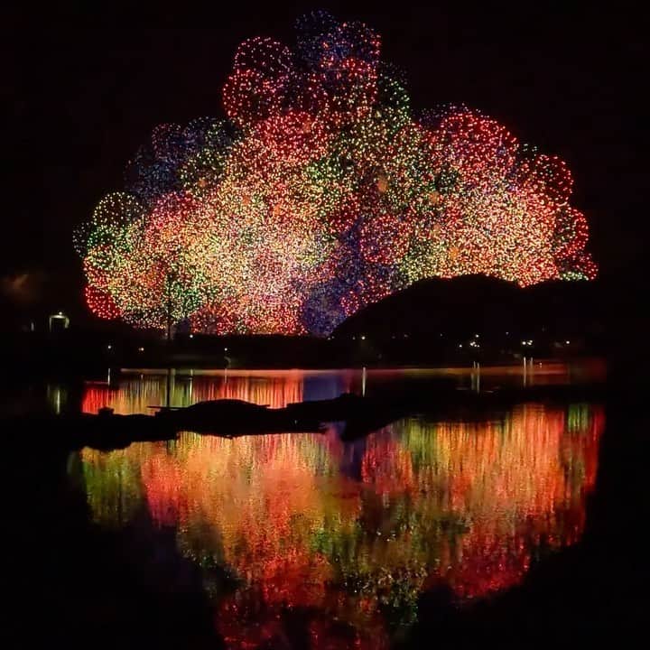 Asuka（明日香）のインスタグラム：「* * With all our hearts✨ * * #きほく燈籠祭  #彩雲孔雀 #紀北町  #きほく  #和田煙火店  #GoPro #kihokutouroumatsuri20220723 #kihoku #kihokutouroufestival #花火  #sea  #fireworks #night #port #yourshotphotographer #リフレクション #reflection #nightphotography」
