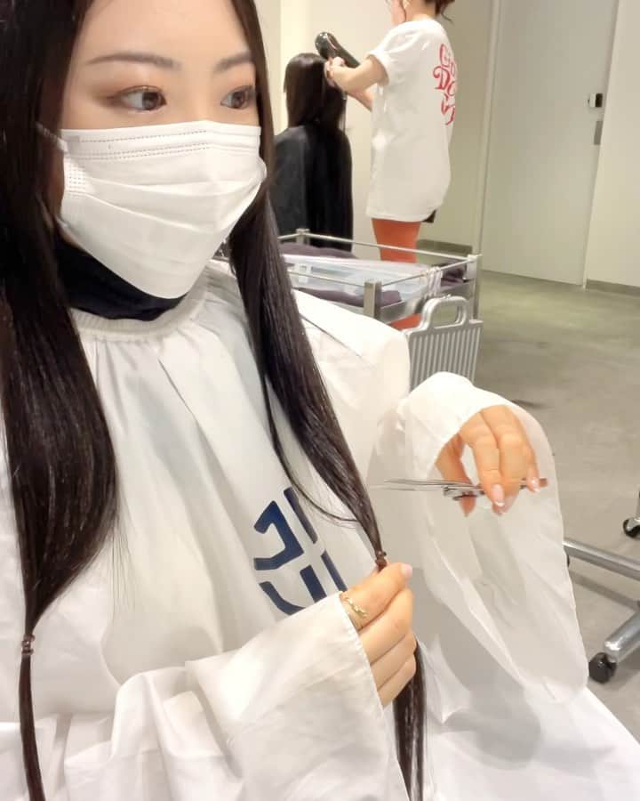 山田真由のインスタグラム：「🎁💝✂︎  皆さま、ご無沙汰しております！ 山田真由です👀  先日、ヘアドネーションをしてきました🌼  私が今回寄付をした「JHD&C」は、 経済産業省が定める厳しい基準をクリアしたJIS規格適合の小児用の医療用ウィッグを、 18歳以下の頭髪に悩みを抱える子どもたちに無償提供されている日本初のNPO法人です。  髪の毛をバッサリ切ろうと考えている方など、切った髪を送るだけで、悩みを抱える子どもたちの力になれるので、是非検討してみてください✨ 寄付の方法は、とても簡単です。 JHD&C（ @npojhdac ）のHPに、イラストや動画などによる分かりやすい説明が掲載されておりますので、そちらをご覧ください✍🏻  実際に寄付をしてみて、 寄付ができる仕組みそのものを周知させることや、寄付する側の負担が少なく力になりたいという気持ちを気軽に実行に移せること、寄付したことの実感が得られること、といった仕組みづくりが大切だと身をもって感じ、大変勉強になりました💫  私が行う、動物たちのための活動においても、この学びを活かしていきたいと思います🐕🐈  ドネーションカットは、私のスーパーロングの髪の毛をケアしてくださっていた鈴さんにお願いしました（ @suzu.nex ）😊✂︎ 寄付する髪の毛を自分で切らせていただいたこと、とても良い思い出になりました💇‍♀️  一人でも多くの子どもたちの笑顔が増えますように😌💖  #hairdonation  #ヘアドネーション  #ヘアドネーションカット  #ヘアドネーションを広めたい  #寄付  #スーパーロングヘア  #黒髪ロングストレート」