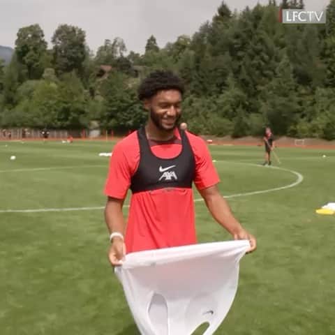 ジョー・ゴメスのインスタグラム：「Pre season grind 😊🔴」