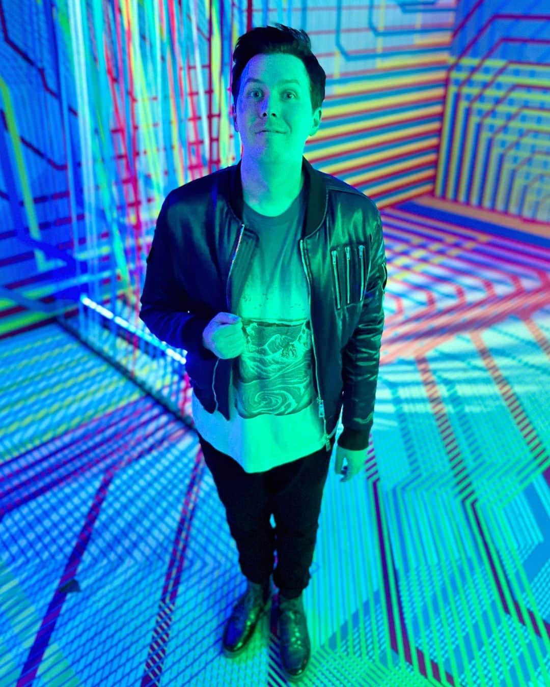 フィル・レスターのインスタグラム：「went to a future themed exhibit and brought along my awkward hand」