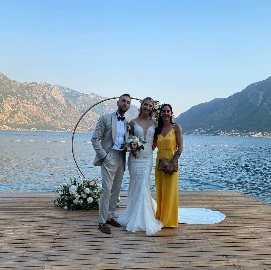 ギュルデニズ・オナルのインスタグラム：「Parti başlasınnn 🍾💍🎉💃🏻💖」