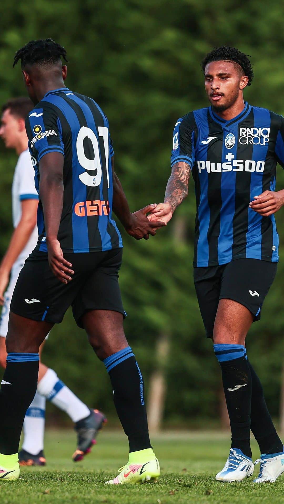 アタランタBCのインスタグラム：「🎥 Atalanta batte Como 4-0: gli highlights  ⚽️ All goals and highlights from our friendly 4-0 win over Como  #GoAtalantaGo ⚫️🔵 #Atalanta #BergAMO #ForzaAtalanta」