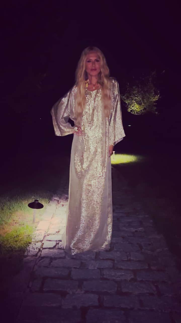 のインスタグラム：「Clearly not a #model 😳💃 ..but still happiest in an @oscardelarenta metallic caftan for a magical hot summer night . #aboutlastnight ✨」