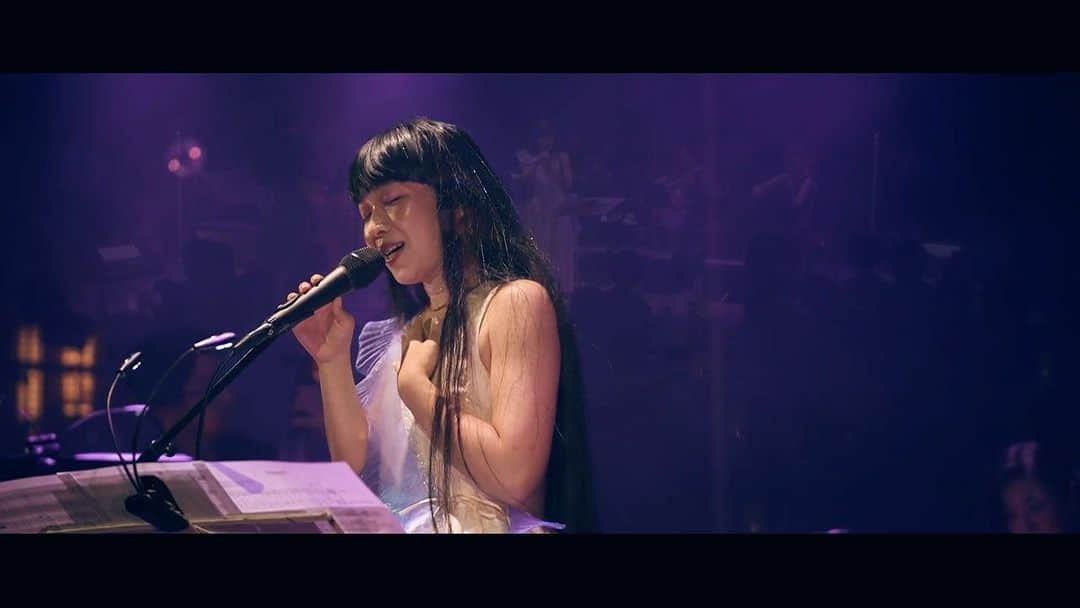 青葉市子のインスタグラム：「°𓆟  Ichiko Aoba "Windswept Adan 2022" with Phonolite Strings at @bluenotetokyo   Archive video is available until 7.24 sun 10:00pm. (JST) For more detail, please check the link below. ▷ https://bluenotetokyo.zaiko.io/e/ICHIKOAOBA  7/24(日)いっぱいまで 配信ご覧いただけます🎥📡 販売終了：7.24 sun. 10:00pm 配信期限：7.24 sun. 11:59pm  --------------  Vo. G. CP：青葉市子 Vln：須原杏 @apriponz  Vln：銘苅麻野 @asanomekaru  Vla：吉田篤貴 @atsuki.violin  Vc：平山織絵 Cb：水谷浩章 @hiroaki_mizutani   Composer,Arranger：梅林太郎 @taroumebayashi   PA：葛西敏彦 @casxtx  Monitor：山本真純 Streaming Audio (HPL binaural)：久保二朗 @acousticfieldhpl   HM：廣瀬瑠美 @hiroserumi  HM assistant：ナリタミサト @7miccho  ST：横山キミ @remocyn   MGR ：黒瀬万里子 @mrkkrs   .」
