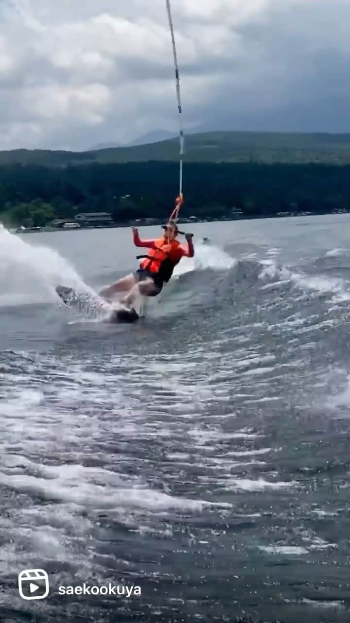 奥家沙枝子のインスタグラム：「Progress🔥🔥🔥  #ウェイクボード #ボート#山中湖 #夏 #ジェット　#japan #lake #boat #boatlife #summer #chilling #wakeboarding #tan #sun #bluesky #holiday #vacay #vacation #northface #oakley #reelsinstagram #outdoor #sport #saturday #dayoff #daytrip #weekendvibes」