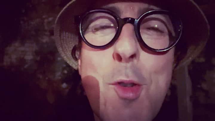 のインスタグラム：「It’s Saturday Night On Broadway and I’m in my garden in Scotland!!」