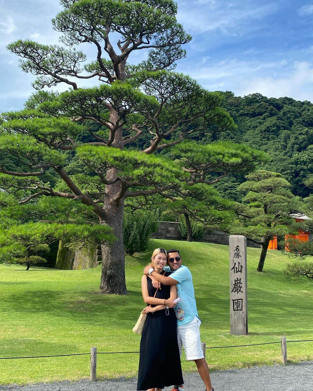 池田沙絵美のインスタグラム：「My hometown “Kagoshima” ⛰  Sengan-en was built by our lord, Shimazu family in 19th 🏯 I love watching the view of Sakura-Jima from this beautiful traditional garden 🍃  #salejo2022 #kagoshima #japan #senganen #松の木にハマるアレホ #おごじょ帰省」