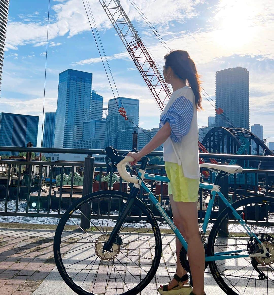 楪望さんのインスタグラム写真 - (楪望Instagram)「* 風を感じながら、ゆるっとサイクリングな日曜日🚲 すっかり夏だねーー🌞 ちょっとくらい焼けたっていいやだなんて思いながら、日焼け止め塗らずにライド😇（←ただめんどくさかっただけ🙃） #panasonicbike #panasonic #ロードバイク女子 #pos #自転車女子 #roadbike #bike #クロモリ #パナモリ #チャリダー #サイクリスト #自転車 #cycling #cyclelife #ロードバイク #自転車のある風景 #自転車のある生活 #日曜日 #🚴‍♀️ #🚲」7月24日 17時59分 - nozomi_yuzuriha_official