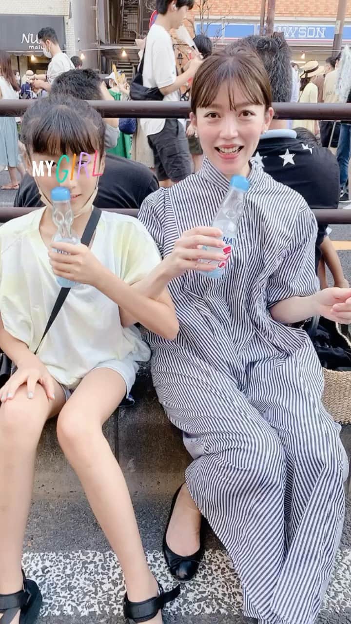 高橋まりなのインスタグラム：「. 長女とやってみた🍸♡ . . #長女#11歳#くるくるラムネ#母娘#6年生#反抗期#夏祭り」