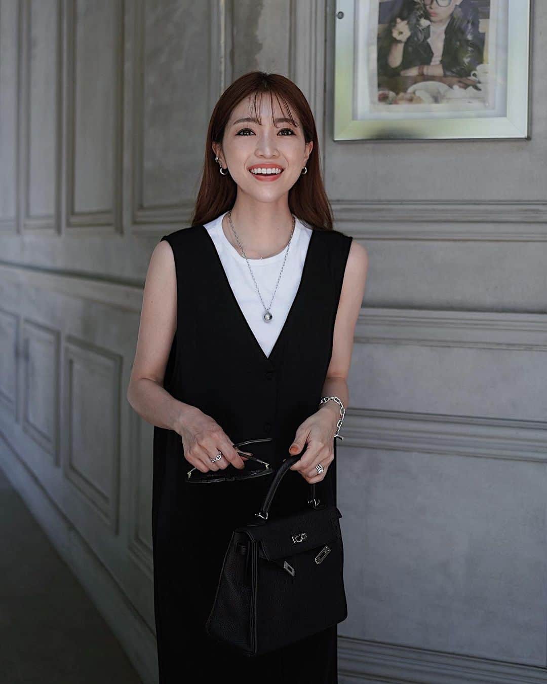 のインスタグラム：「⁡ ＼マウスピース矯正はじまりました〜📝／ ⁡ 韓国に行く前日から 先日カウンセリングに伺った @dpearl_official さんの マウスピース矯正が始まり、もうすぐ2週間が経ちます！！ ⁡ ⁡ 私がここの矯正にした理由は ☑︎最終的な仕上がりや歯の動きなどを3Dシュミレーシで　　　 　映像にしてくださりしっかり想像できた ☑︎サポートがしっかりしている ☑︎具体的な価格をしっかり説明してくださった ⁡ 最後までの流れもきちんと説明してくださり 信頼できてお任せしたいと思ったところが一番です。 ⁡ ⁡ このマウスピース矯正は1日20時間ほどつけて 食事中は取り外し出来るので食事制限は特になし✨ なので、韓国でのご飯も美味し〜くいただいたし(食べ過ぎた) 私は撮影のお仕事もあるので取り外し出来ることが嬉しい ！！ ⁡ ただ、取り外しすることが面倒な方もいらっしゃるので ここはそれぞれのメリット・デメリットかな💭 私はこのおかげで間食が減りました🤣✌🏻  ⁡ キットにはケース・フックアライナー マウスピースを歯に しっかり装着するためのチューイーも入っています。 ⁡ 取り外しするので装置の手入れ・管理はしっかりと！！ 無くさないように気をつけなきゃ🌿 ⁡ ⁡ またその後の変化なども報告します♡ ⁡ ⁡ #dpearl #マウスピース矯正 #歯科矯正 #日本橋室町デンタルクリニック #美容 #矯正 ⁡ ⁡ ⁡」