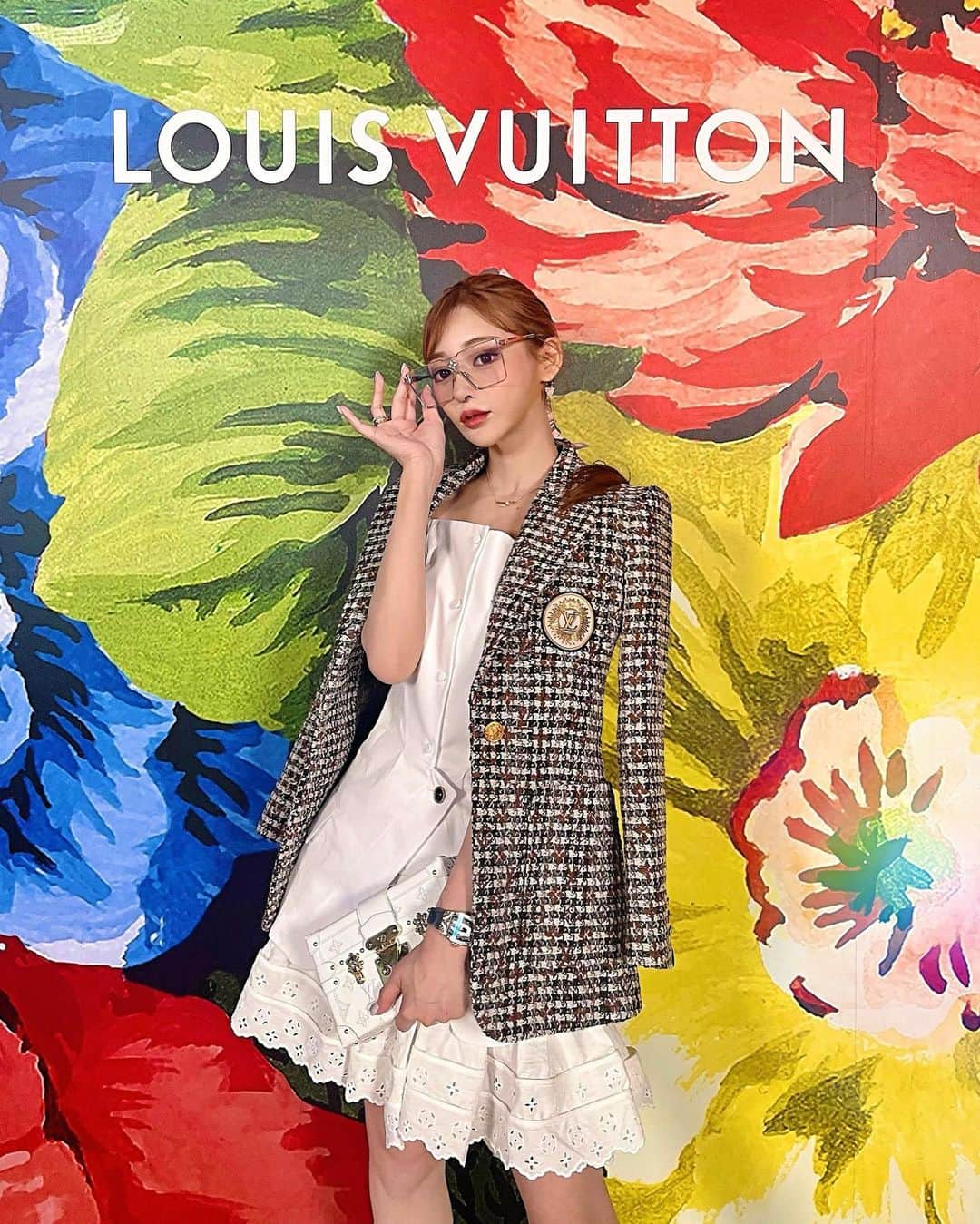 明日花キララのインスタグラム：「@louisvuitton のFW Collectionのファッションショーに行ってきました🍁 真夏日に秋の装いで参戦！！🔥🥽🤍  今回のショーのテーマは自由と青春だそうです💎🏵  青春の思い出は人それぞれであるように、考え方やファッションの着こなし方なども自由であり正解、不正解が無いのが面白さである👩🏻‍🏫  うーんなかなか深いテーマですねえ。 まあとりあえず秋はたくさんオシャレできるから昔から 1番好きな季節🎨🤎 可愛いルックも沢山あったから今年の秋冬も楽しみだ🫶🏻🫶🏻」