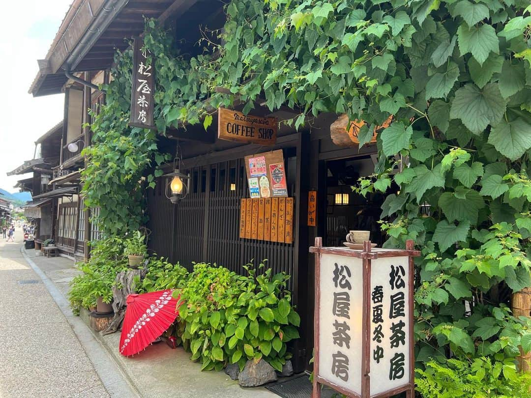 沖玲奈さんのインスタグラム写真 - (沖玲奈Instagram)「先日は長野県の奈良井宿 @byaku_narai さんへ🌿✨ 元々あった酒蔵をモダンにリノベーションされている宿で、緑も部屋の窓から大きく一面に見えて空気も最高に気持ち良い空間でした😌✨ 食事もバーのお酒も本当に美味しかったな🥹✨個人的に長野名物のさるなし🍐のお酒が大好物でした🤣 お酒だけどもはや身体に良さそうな味でソーダ割だと永遠に飲めそうだった🤣✨笑 古風な雰囲気とお洒落さも両方あり、センスを感じる場所でした🙏東京から電車でも行きやすいので、長野方面に行かれる際はぜひ行ってみていただきたいです〜🥰 そしてついでに帰る前にトレランもしてみたw トレランというよりは最近体力低下しててほぼ歩きだったけど🚶‍♀️w #japan #長野 #長野旅行 #奈良井宿 #奈良井 #byakunarai #trip #japaneseculture #trailrunning  #霧ヶ峰高原」7月24日 18時23分 - reinaoki2508