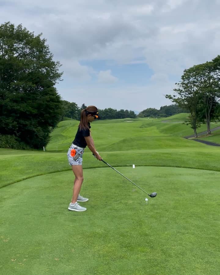 坪井ミサトのインスタグラム：「絶景ゴルフ⛳️✨  動画見返してたら 動きも口も常にうるさい😂笑  スコアは92！！ パターが合わず下手くそでした🥹  80台が遠い😮‍💨  お天気いいとゴルフしたい欲が…🤤  #ゴルフ #ゴルフ女子 #golf #golfgirl #sport #fitness #fitnessgirl #gym #筋トレ #loudmouth #puma #golfwear」