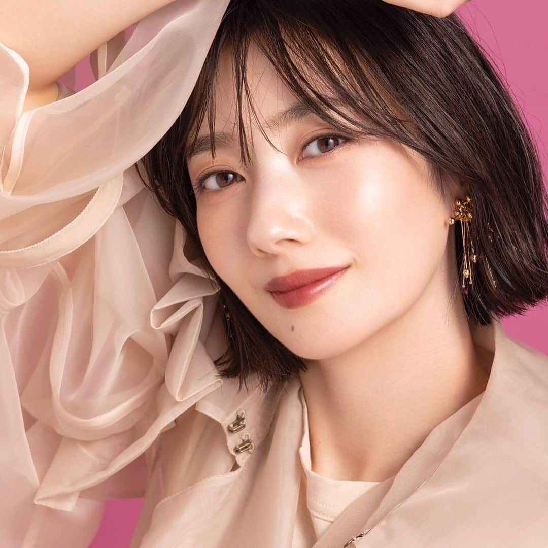 波瑠のインスタグラム：「美的　9月号発売中です ぶどう色🍇  #美的」