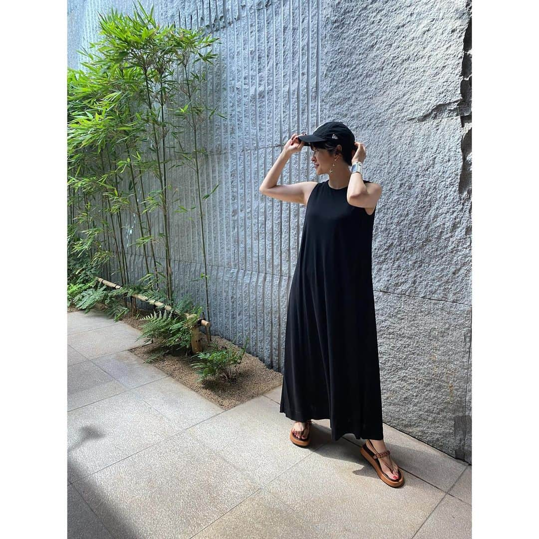 秋本祐希のインスタグラム：「大好物のblack dress @cbp.tokyo さんとコラボいたしました☺︎ ディテールにこだわり とにかくシンプルに。 シワにもなりににくく お家でお洗濯できる。 着る人の個性や 靴やアクセサリーで遊んで いろんなシチュエーションで楽しんでほしい☺︎ そんな理想的なロングワンピが出来上がりました✨ カラーはブラックとバーガンディの2色 詳しくは 近日中にお知らせさせてくださいまし☺︎ #cbp #dress #ロングワンピース」