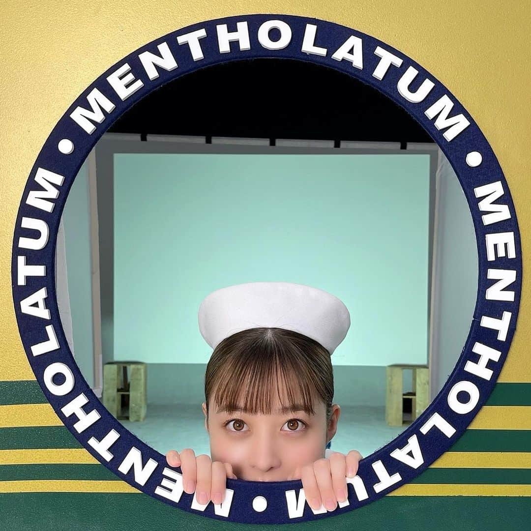 橋本環奈のインスタグラム：「こんにちは！環奈MGです。  メンソレータム環奈のオフショットをシェアします。  メンソレータム環奈グッズが当たるプレゼントキャンペーンも始まってるようです💋 是非チェックしてみてくださいね！  #橋本環奈 #橋本環奈2022 #橋本環奈マネージャー #ロート製薬 #メンソレータム環奈」