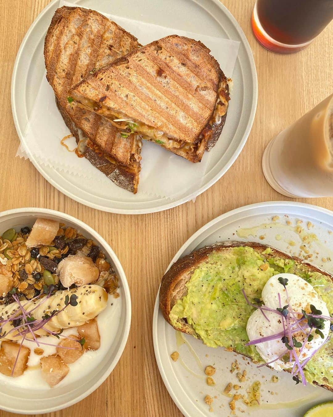 のインスタグラム：「sunday morning＼(^o^)／休日は朝食から楽しみたいので色んなお店を回ってます♡そしてめちゃくちゃお気に入りのお店見つけた♡ホットサンドにアボカドトースト、グラノーラ。息子はこのグラノーラでついにハチミツデビュー！ゆっーくりした家族3人のこんな時間がとてつもなく幸せを感じる♡息子が選んでくれたバナナブレッドはおやつ用にお持ち帰り♡ママの好み分かってる〜♡ #wakkingourmet#ridge#神戸」