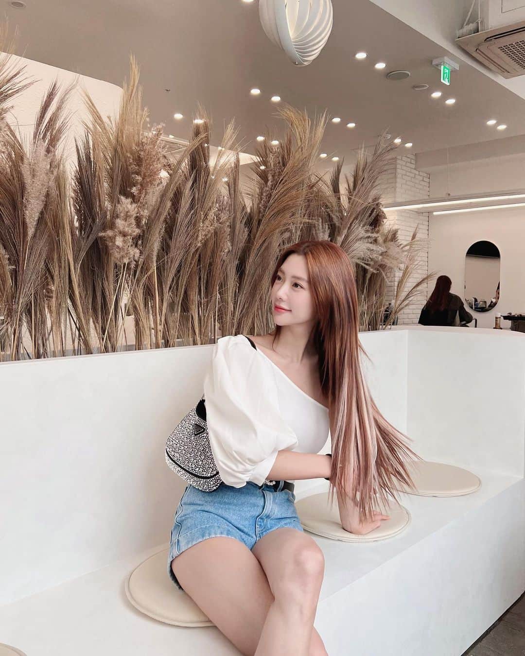 クララのインスタグラム：「ʜᴀɪʀ ᴀɴᴅ ᴍᴀᴋᴇᴜᴘ ʙʏ @muu.i_official_  white top: @zara」