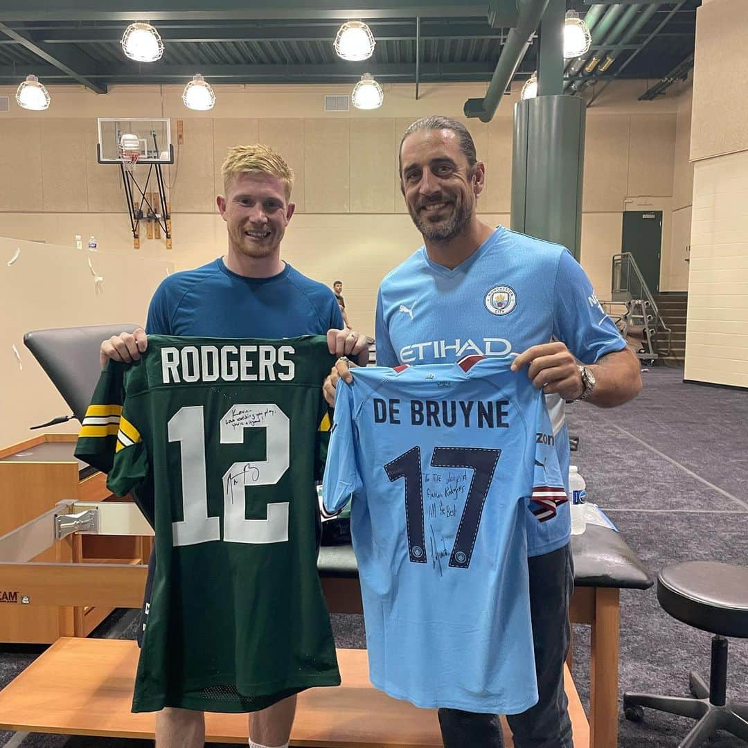 ケヴィン・デ・ブライネさんのインスタグラム写真 - (ケヴィン・デ・ブライネInstagram)「Amazing meeting this legend @aaronrodgers12」7月24日 12時24分 - kevindebruyne