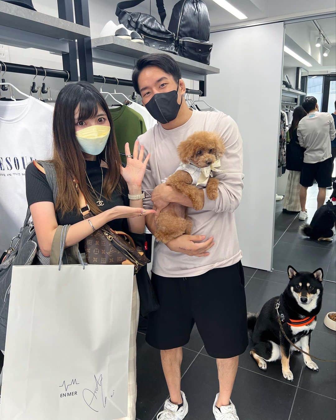 五位渕のぞみのインスタグラム：「#ENMER #ENMERSPORTS  POP UP STOREへ👕👖✨✨ @enmer_official @enmer_sports_official ㅤㅤㅤㅤㅤㅤㅤㅤㅤ 朝倉海選手🥊 @kai_asakura_ ㅤㅤㅤㅤㅤㅤㅤㅤㅤ まることも気さくに写真撮って下さって ありがとうございました🐶🌈✨✨ ㅤㅤㅤㅤㅤㅤㅤㅤㅤ 大吉くんも可愛かった🐕‍🦺💕 @daikichi_heavy ㅤㅤㅤㅤㅤㅤㅤㅤㅤ 【EN MER OFFCIAL SITE】 enmer.net ㅤㅤㅤㅤㅤㅤㅤㅤㅤ ㅤㅤㅤㅤㅤㅤㅤㅤㅤ ㅤㅤㅤㅤㅤㅤㅤㅤㅤ ㅤㅤㅤㅤㅤㅤㅤㅤㅤ ㅤㅤㅤㅤㅤㅤㅤㅤㅤ ㅤㅤㅤㅤㅤㅤㅤㅤㅤ ㅤㅤㅤㅤㅤㅤㅤㅤㅤ ㅤㅤㅤㅤㅤㅤㅤㅤㅤ ㅤㅤㅤㅤㅤㅤㅤㅤㅤ #kaiasakura #asakurakai #エンメール #YouTuber大吉 #格闘技 #mma  #キックボクシング #kickboxing #格闘技女子 #総合格闘技 #格闘技観戦 #格闘技好き #格闘技好きな人と繋がりたい #原宿 #神宮前 #하라주쿠#resoundclothing @resound_tokyo」