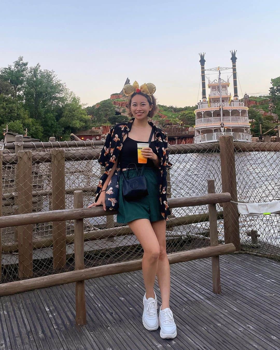 平野杏梨のインスタグラム：「ずっと前にディズニーで買ったティガーのシャツやっと着れた〜🫶🏽♡  @cavezarosso のパンツ、水着にもなるからちょー軽くてほんっとに履きやすい！リアルに今季ナンバー1かもしれないくらい買ってよかった🥹  @uggjapan のスニーカーはびっくりするほど軽いし身長盛れるし、ソールが柔らかいからたくさん歩く時はコレ一択です。他の種類も狙い中🙆‍♀️メンズもあるよ！ちょーおすすめ！  とんでもない二日酔いで行ったディズニーでしたがw最高に楽しくて結局ビール飲んじゃったw30になって行くディズニーも楽しいね🥳  メンバーも最高で笑いすぎて死にましたしあわせ〜」