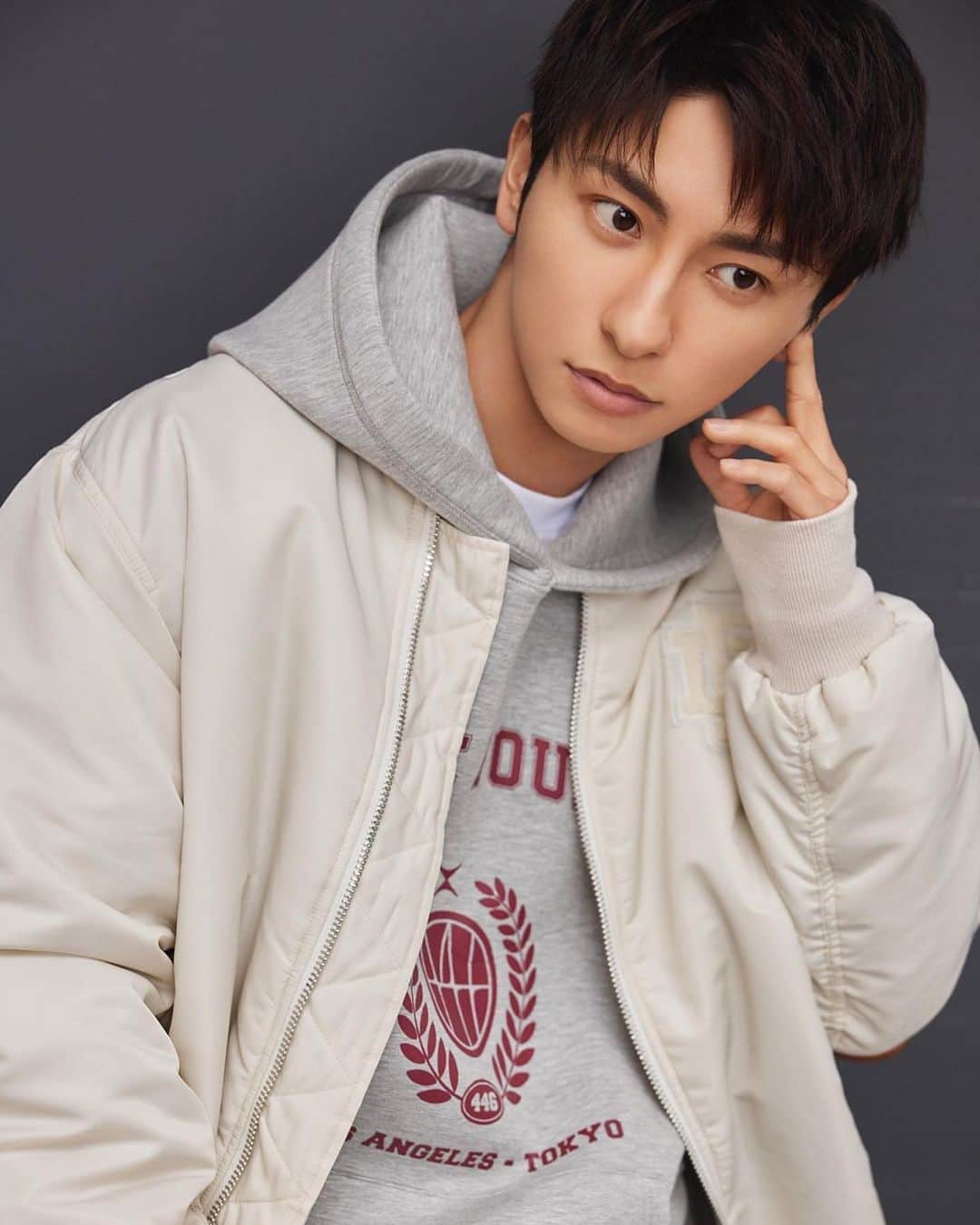 與真司郎のインスタグラム：「「446 - DOUBLE FOUR SIX - 22-23AW 1st Collection」  受注販売中です！！  写真1〜3枚目のカレッジプリントは前回大人気で即完売したCapsule Collection第一弾でも使用されたロゴをつかい、暖かくて綺麗で軽いダンボール素材を使用したデザインになっています🙈  1枚目のアイボリーのMA-1は2ndCollectionのアイテムなんやけど、コーデで合わせて使うのもオススメです🤗マジで触り心地、着心地、最高です！！笑  そして、４枚目からのデニムジャケットは左胸にカレッジの小さなワッペンを付けたんやけど何度も大きさやデザインを悩んで決めました😭  バックにはDOUBLE FOUR SIXのロゴでストリートっぽく仕上げてます😎  ニット帽は2nd Collectionのアイテムなので、こちらも合わせてぜひチェックしてな👍  はやくみんなが着て喜んでくれてるところがみたいー🫣😭😄  22-23AW 1st Collection受注期間は7月23日(土)11:00〜7月31日(日)23:59までです！ * * Preorder now！ July. 23th 11:00～july. 31th 23:59  @446_double_four_six   #446DOUBLEFOURSIX #DOUBLEFOURSIX #SHINJIROATAE #與真司郎」