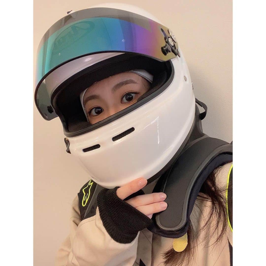 大島璃音のインスタグラム：「レーシングスーツ、着てみました🏎🏁 ヘルメット重すぎる！レーシングスーツ暑すぎる！ こんな環境でレースしているのか、、。 と実際に体験すると想像よりも大変でした。 やっぱりドライバーの皆さん凄い、、、😶  そして今夜のフランスGP楽しみにしております🇫🇷 On y va!!!  #免許持ってない」
