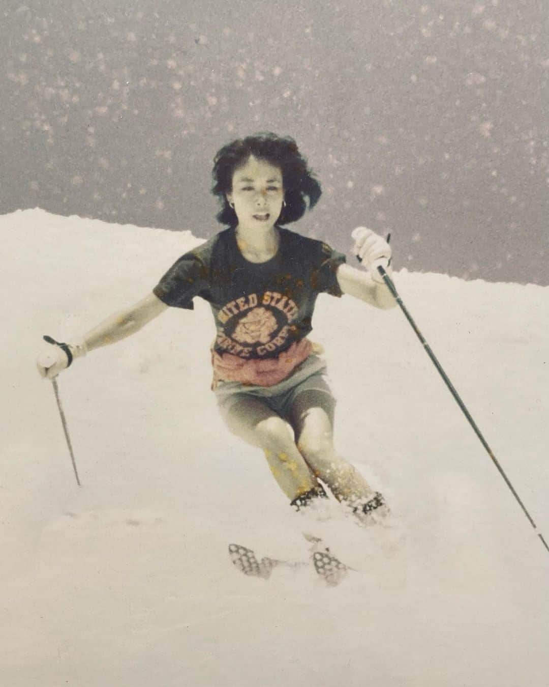安藤優子さんのインスタグラム写真 - (安藤優子Instagram)「閑話休題⁉️  春ならぬ夏までスキーをしていた頃。  短パンで滑っていた、怖いもの知らずの時代（笑）  日焼け止めなんて知らず、日焼けしまくり、こわー。  それが若いってコト⁉️  #月山にて  #フレンチブルドッグ  #安藤優子」7月24日 14時00分 - yukoando0203
