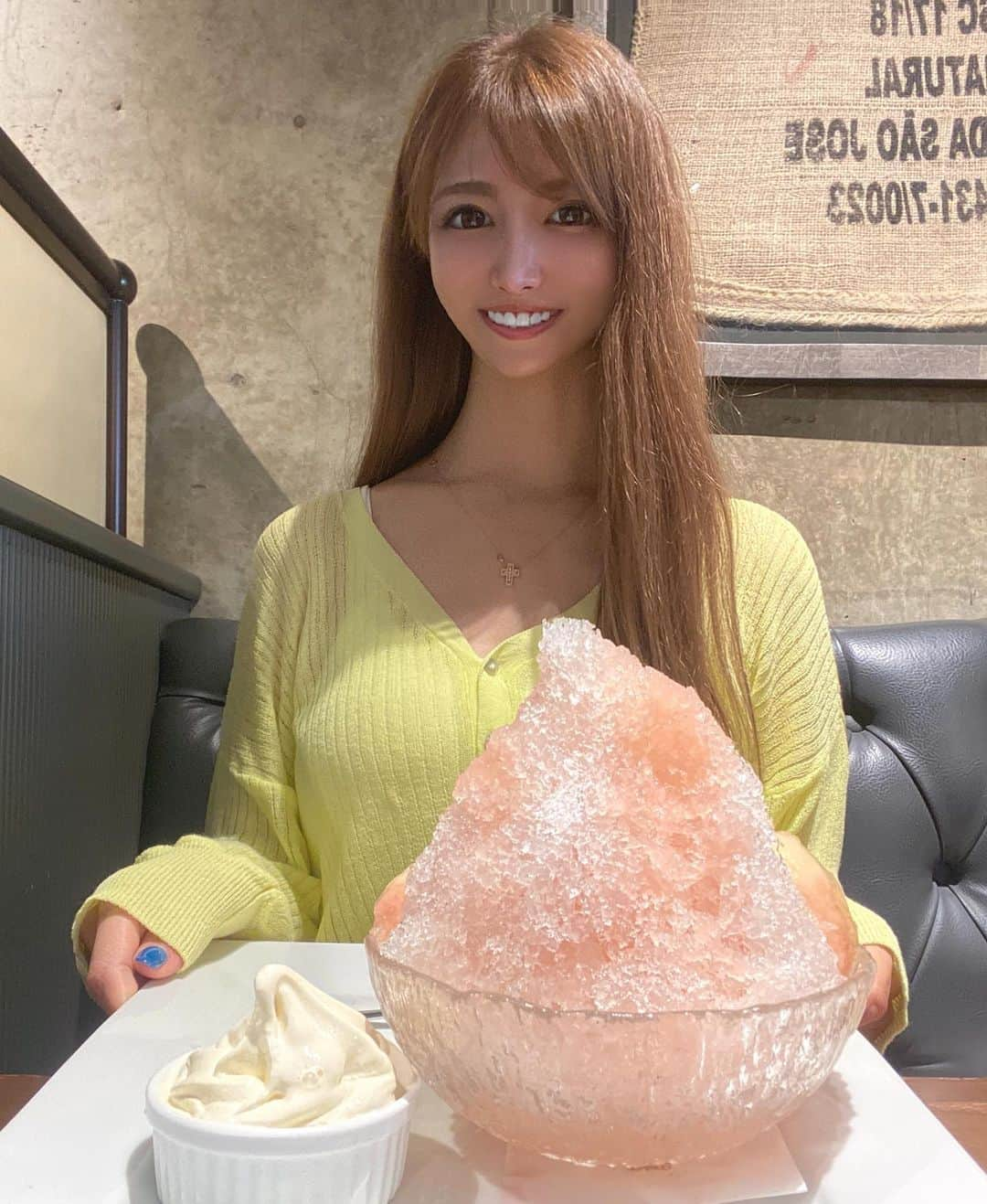 AIさんのインスタグラム写真 - (AIInstagram)「暑い時はかき氷🍧🍑 ＊ ＊  #かき氷 #夏の風物詩 #桃かき氷 #桃の季節 #食後のデザート #甘い物は別腹 #恵比寿カフェ #恵比寿グルメ #カフェ活 #カフェ巡り #麻布珈琲 #オススメ #マカダミアパンケーキ #パンケーキは飲み物です」7月24日 14時12分 - ai.0909.ai