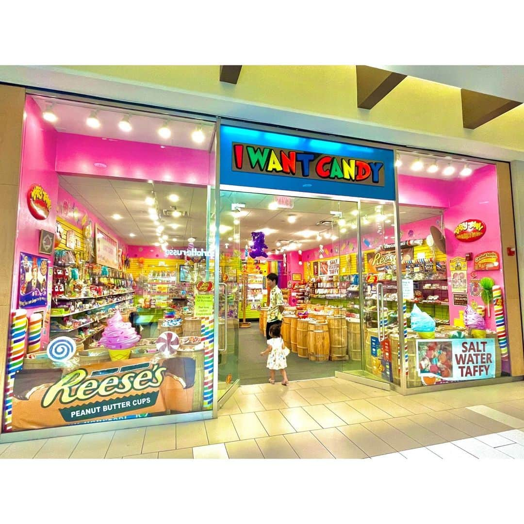 ぽるママさんのインスタグラム写真 - (ぽるママInstagram)「. . ド派手Candy store🍭🍬🌟  ショッピングモール行くと絶対あって いつも吸い寄せられるように入って行く２人🤤💘  気持ちはわかる。  好きなの一個だよ、って言うと ２人の個性が出るから面白い🥰💖  #袋開けてみて #思うてたんと違う #ってパターン #よーーーくある」7月24日 14時23分 - poruporumama