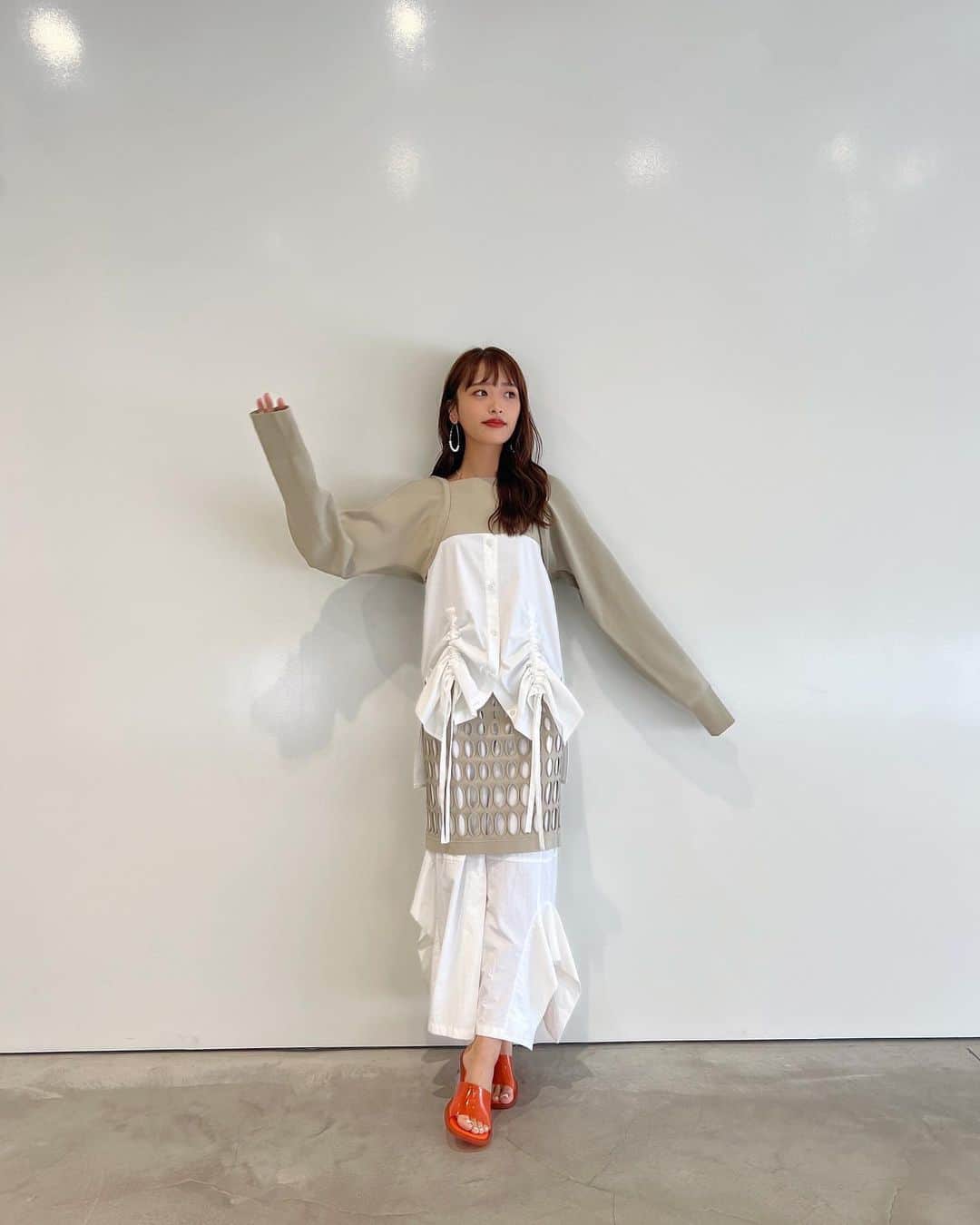 近藤千尋のインスタグラム：「日曜日お昼いかがお過ごしですか😍💕 オンエア情報です📺🤍🤍  今日15:00〜 NTV「ヒロミ☆あさこの昭和平成懐かしスター直撃！令和のバカ売れ商品お届けSP」放送です💕☺️  お正月特番に引き続き 今回もとっても楽しい収録でした📺❤️  是非見てくださいね✨🙆‍♀️  衣装はこんな感じでした⏬  ウェア @un3d_official  アクセサリー @e.m.portrait  シューズ @charleskeith_jp」