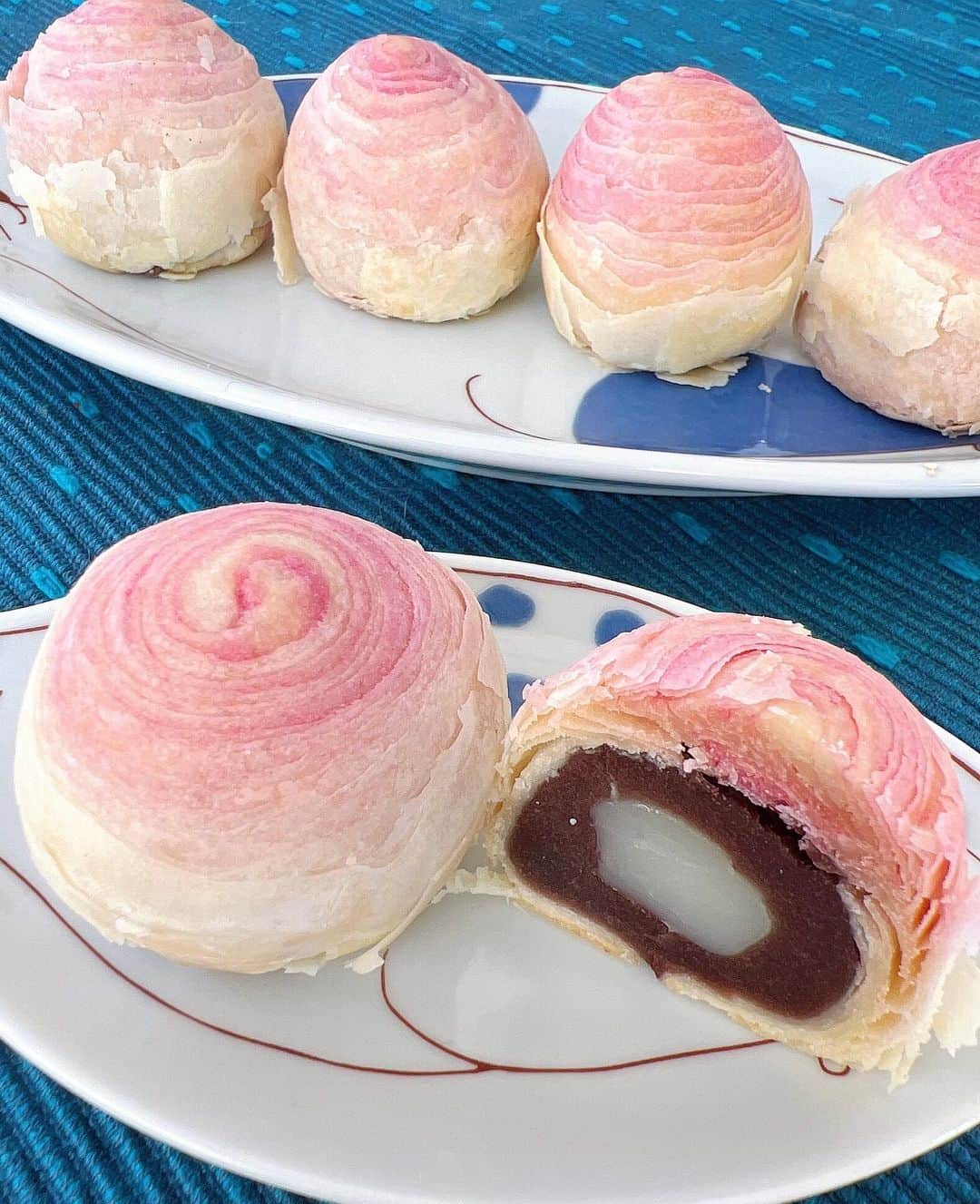 カータンのインスタグラム：「ペギーさん @peggy_taiwancooking が送ってくださった千層酥。 芍薬みたいでかわいい💕  #ペギーさんのおいしい台湾レシピ  #台湾スイーツ  #台湾行きたい #千層酥」